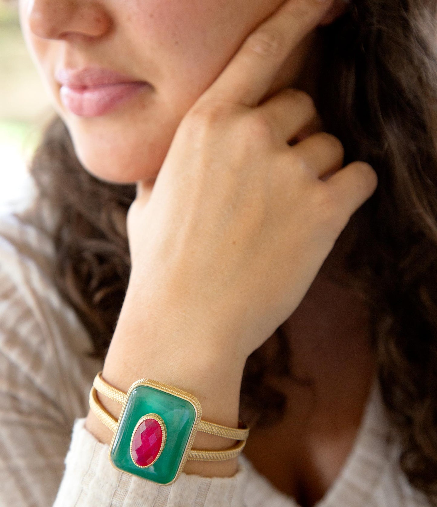 Bracelet manchette doré en onyx vert et quartz rouge superposés