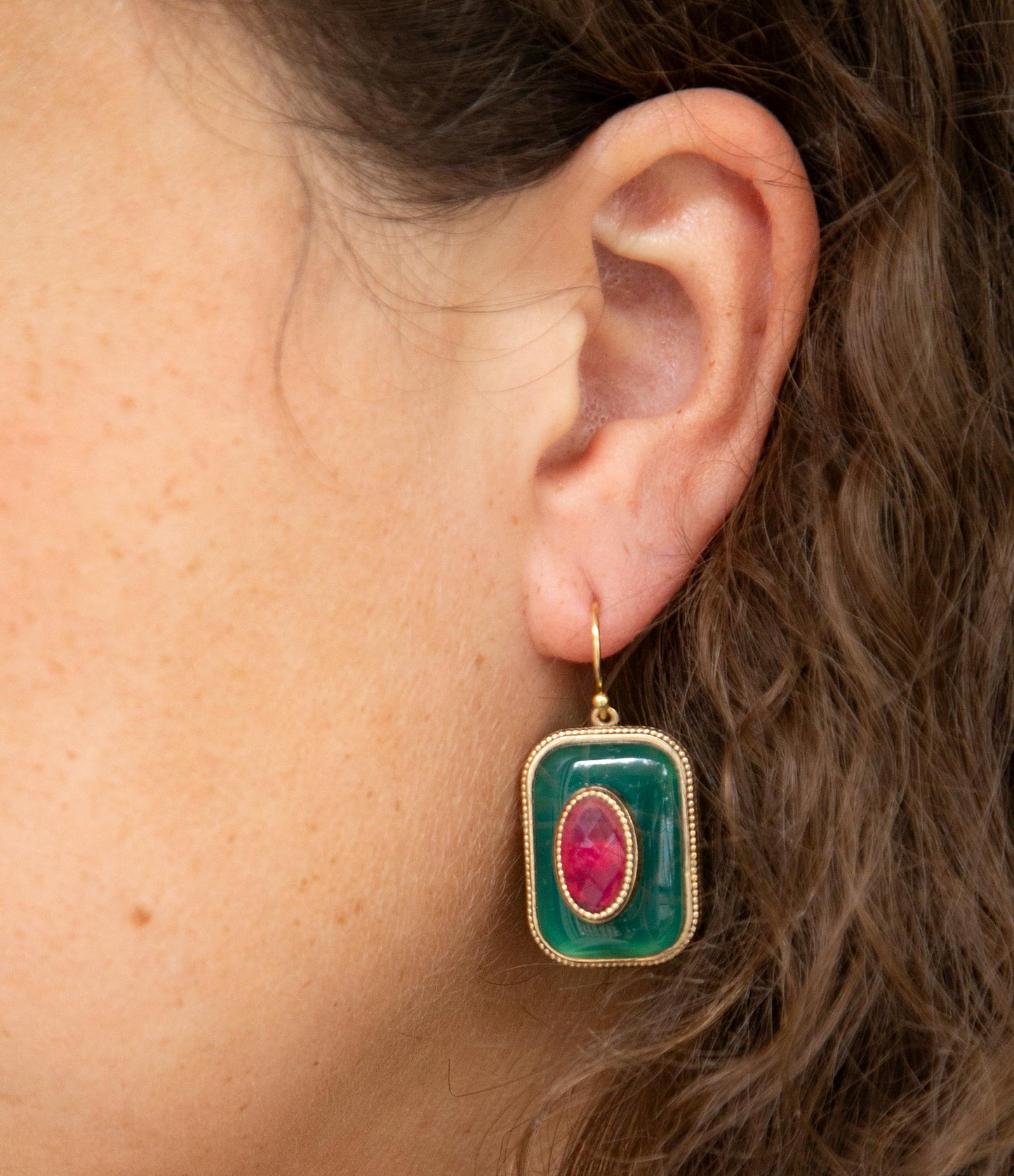 Boucles d'oreilles pendantes en onyx vert et pierres rouges empilées, avec goutte dorée
