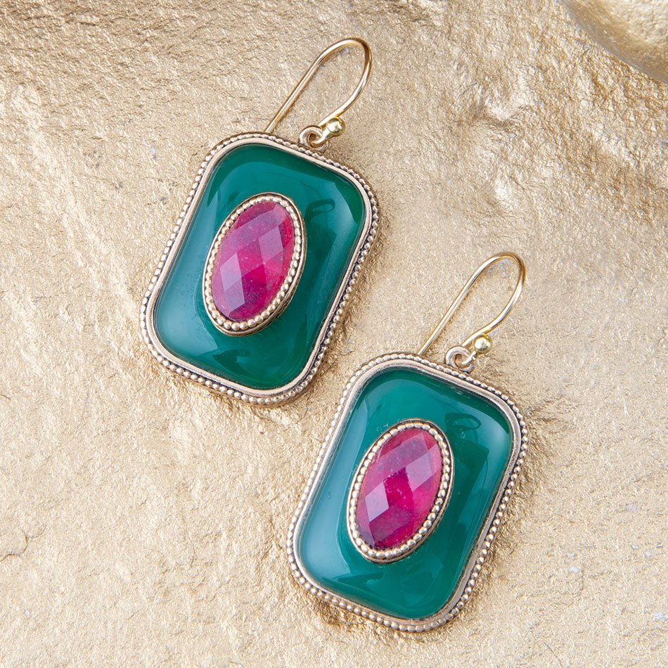 Boucles d'oreilles pendantes en onyx vert et pierres rouges empilées, avec goutte dorée