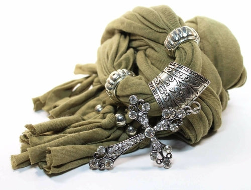 Écharpe verte rustique avec pendentif croix et breloque en strass