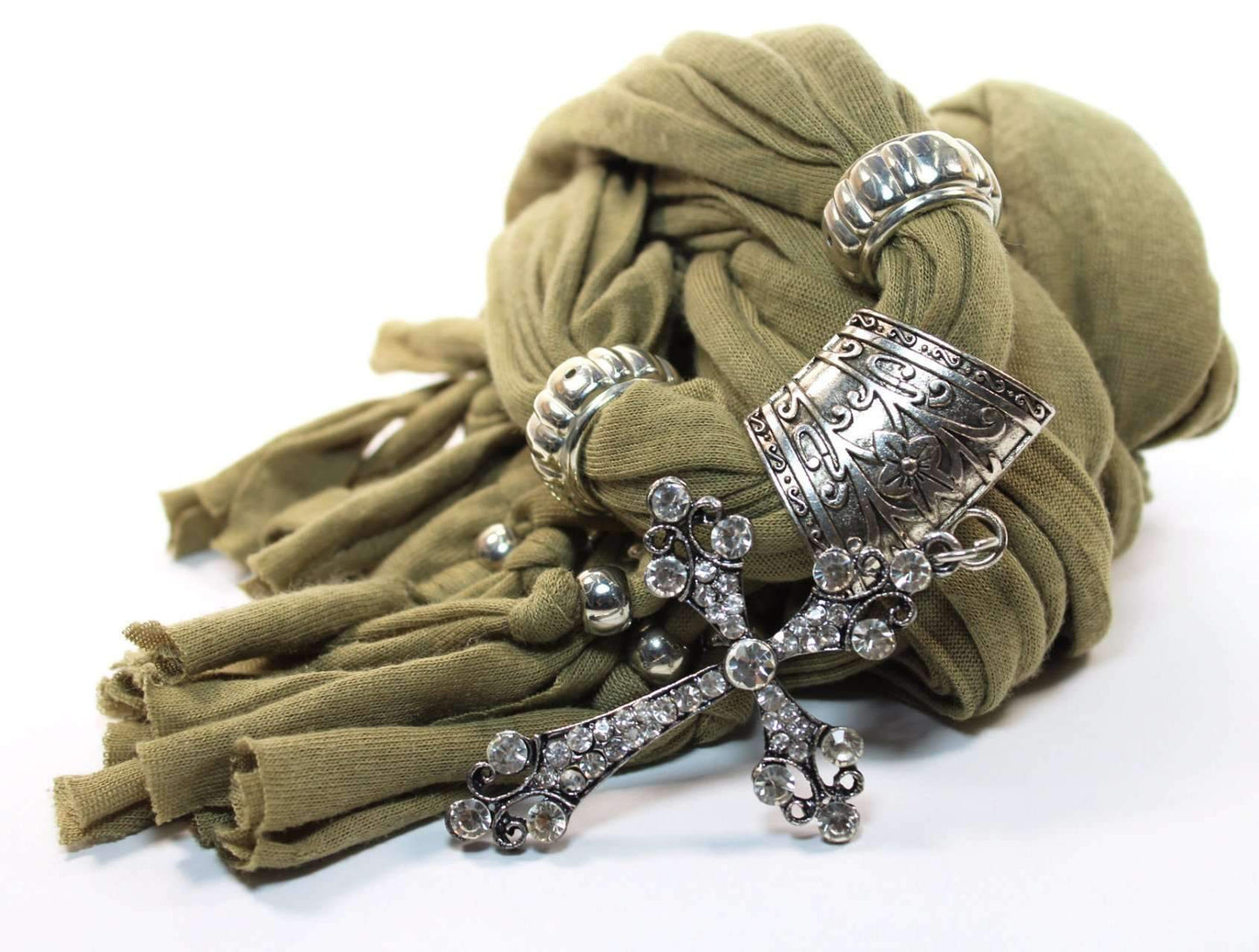 Écharpe verte rustique avec pendentif croix et breloque en strass