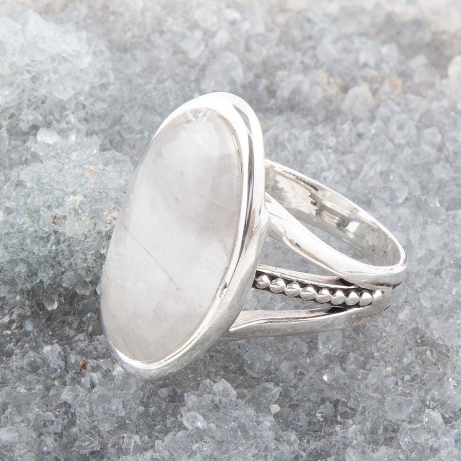Ovaler Ring aus grauem Quarz und Sterlingsilber