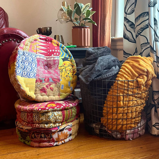 Handbestickter Bodenhocker – Boho-Ottomane & Upcycling-Akzent