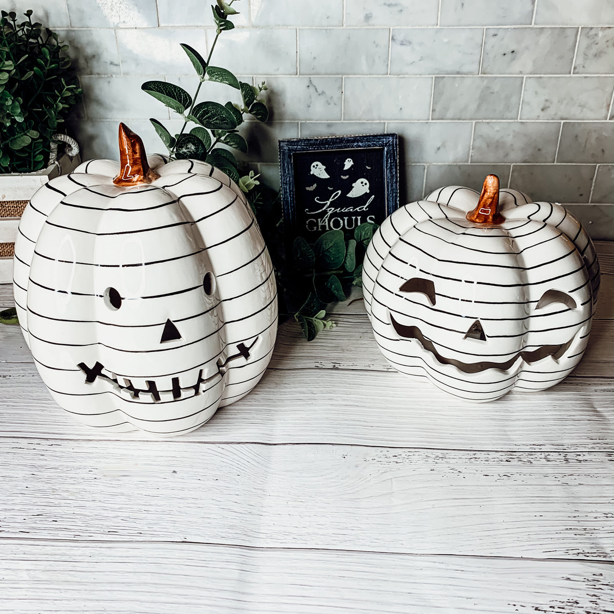 Décoration d'automne et d'Halloween minimaliste en forme de citrouille rayée noir et blanc peinte à la main avec LED