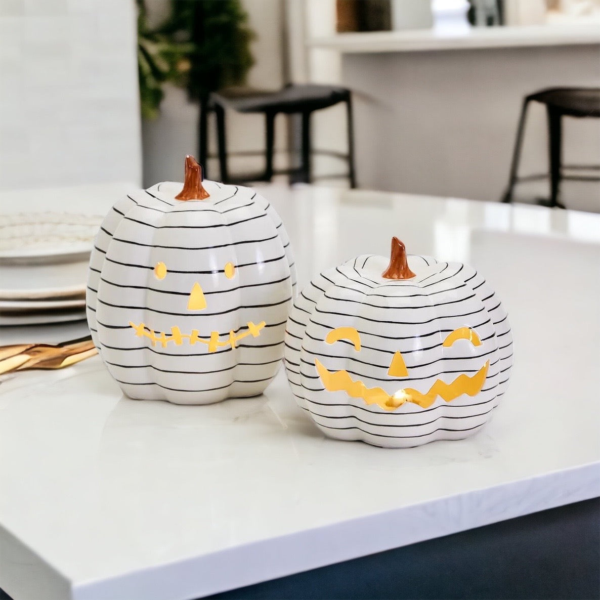 Décoration d'automne et d'Halloween minimaliste en forme de citrouille rayée noir et blanc peinte à la main avec LED