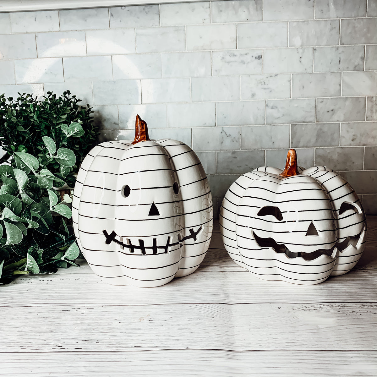 Décoration d'automne et d'Halloween minimaliste en forme de citrouille rayée noir et blanc peinte à la main avec LED