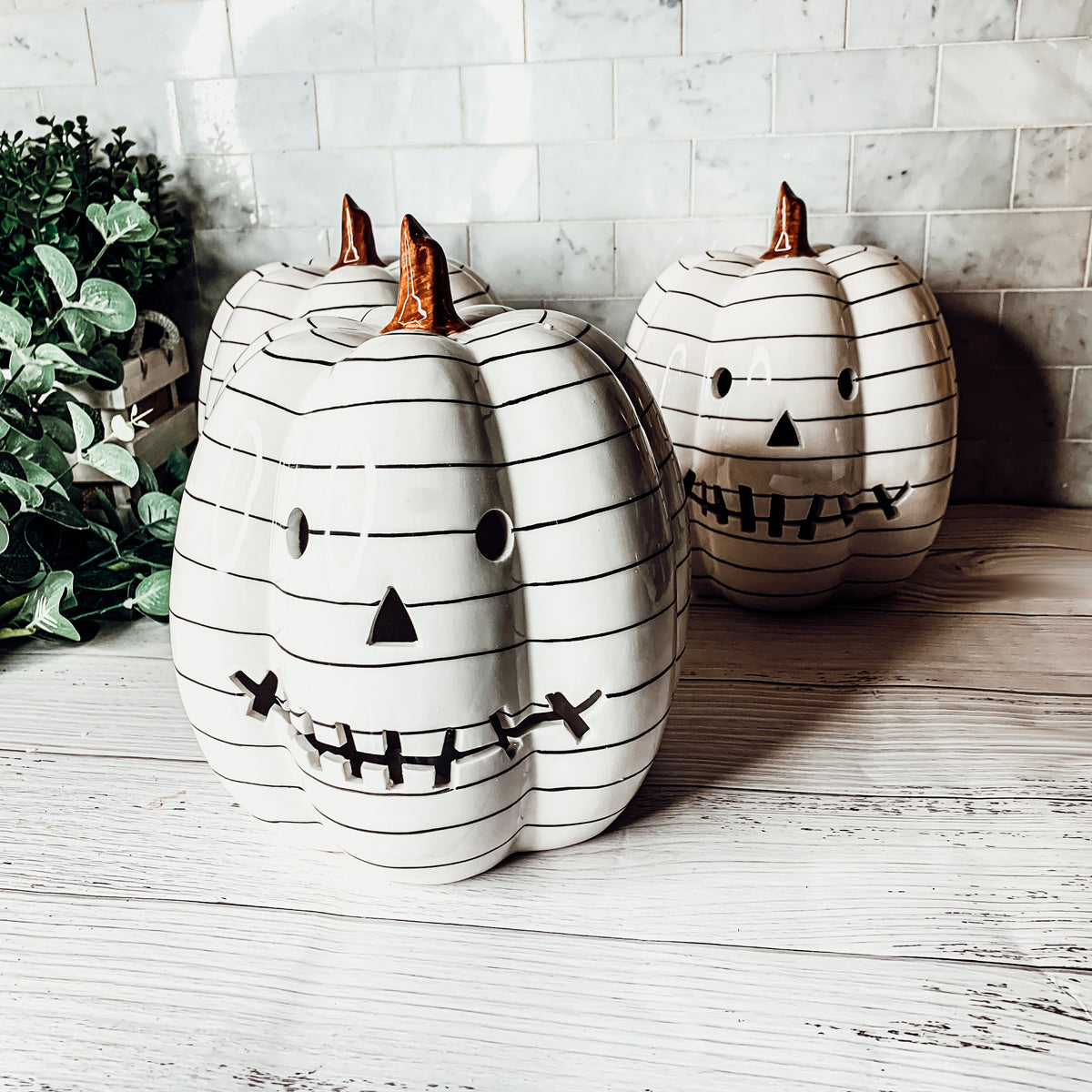 Décoration d'automne et d'Halloween minimaliste en forme de citrouille rayée noir et blanc peinte à la main avec LED