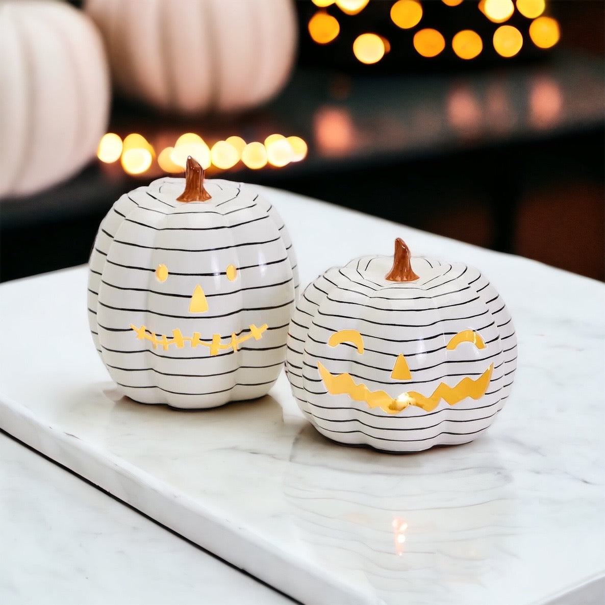 Décoration d'automne et d'Halloween minimaliste en forme de citrouille rayée noir et blanc peinte à la main avec LED