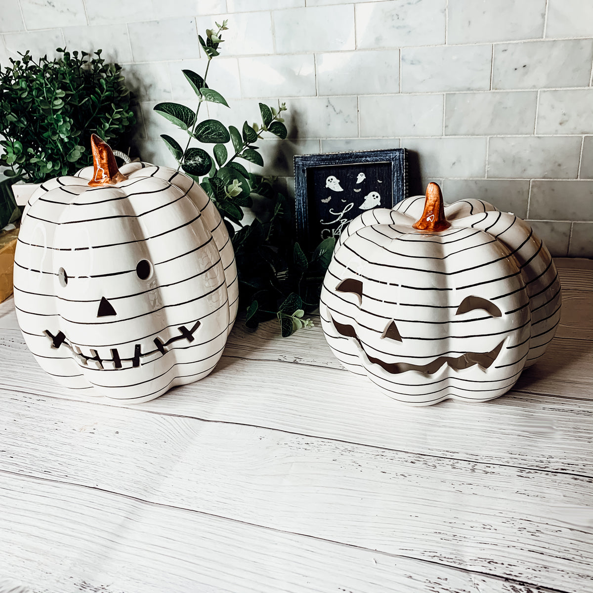Décoration d'automne et d'Halloween minimaliste en forme de citrouille rayée noir et blanc peinte à la main avec LED