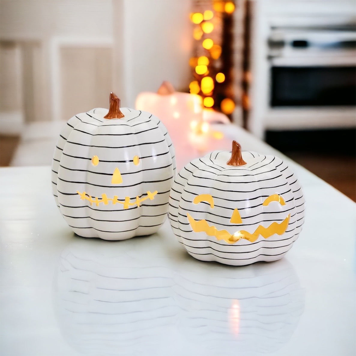 Décoration d'automne et d'Halloween minimaliste en forme de citrouille rayée noir et blanc peinte à la main avec LED
