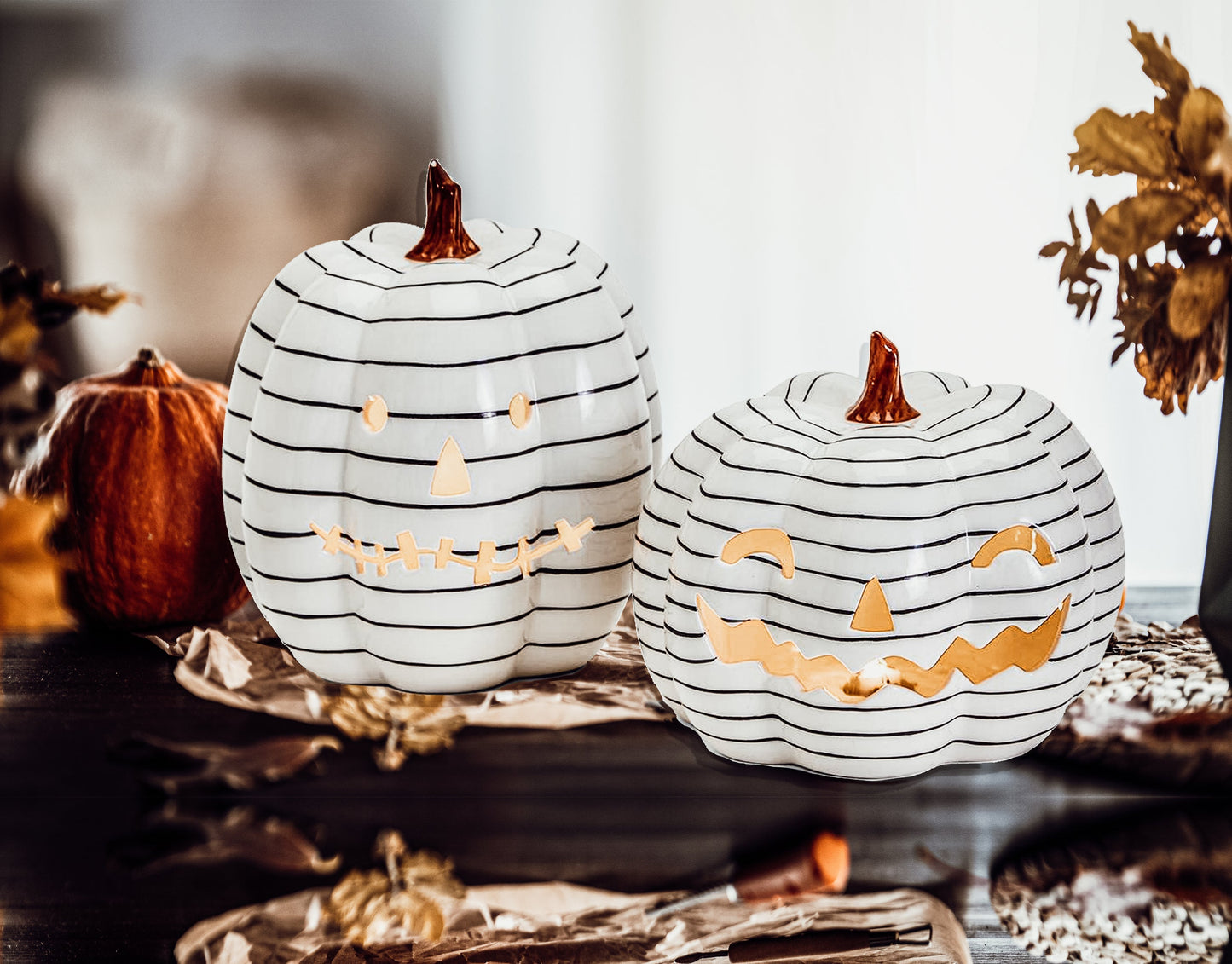 Décoration d'automne et d'Halloween minimaliste en forme de citrouille rayée noir et blanc peinte à la main avec LED