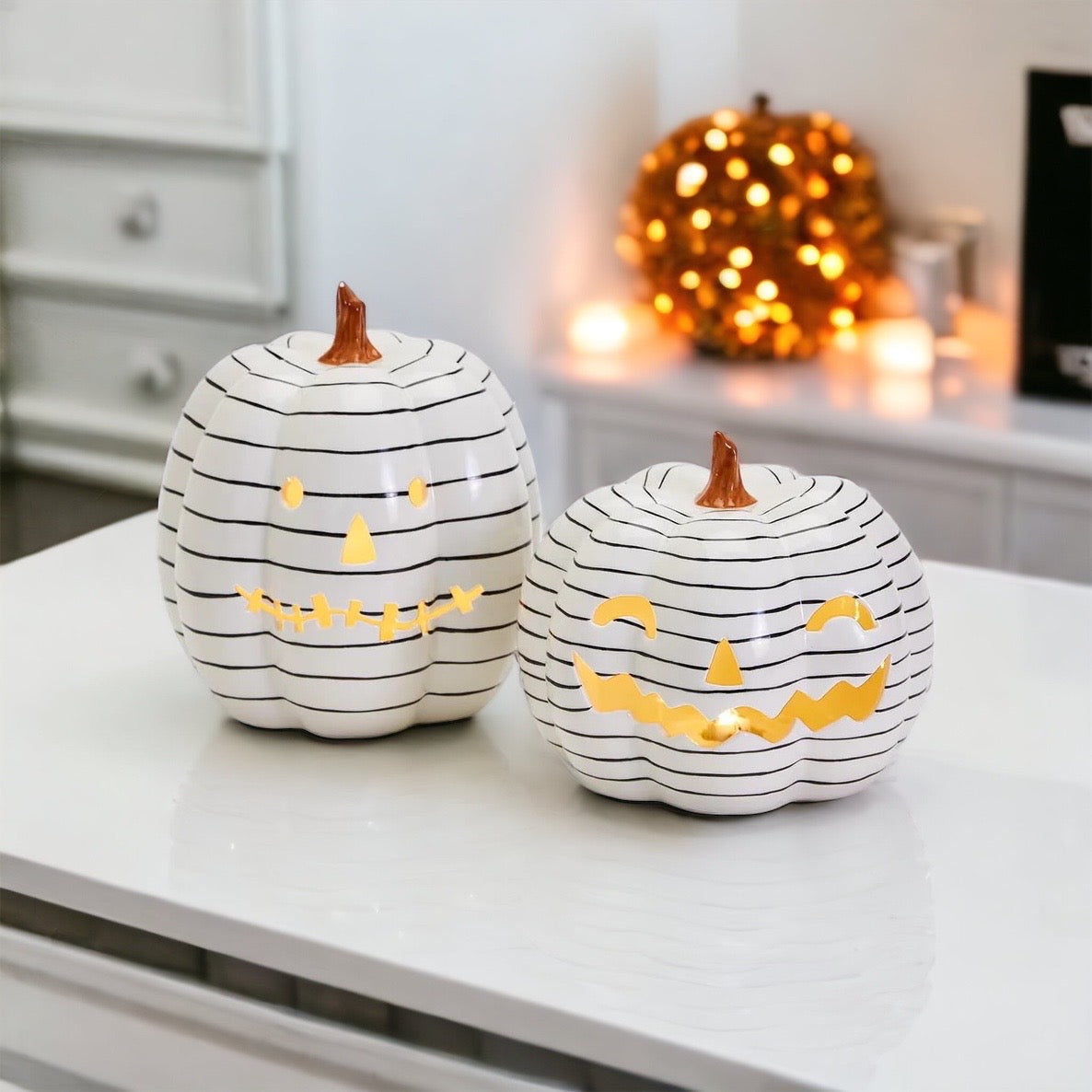 Décoration d'automne et d'Halloween minimaliste en forme de citrouille rayée noir et blanc peinte à la main avec LED