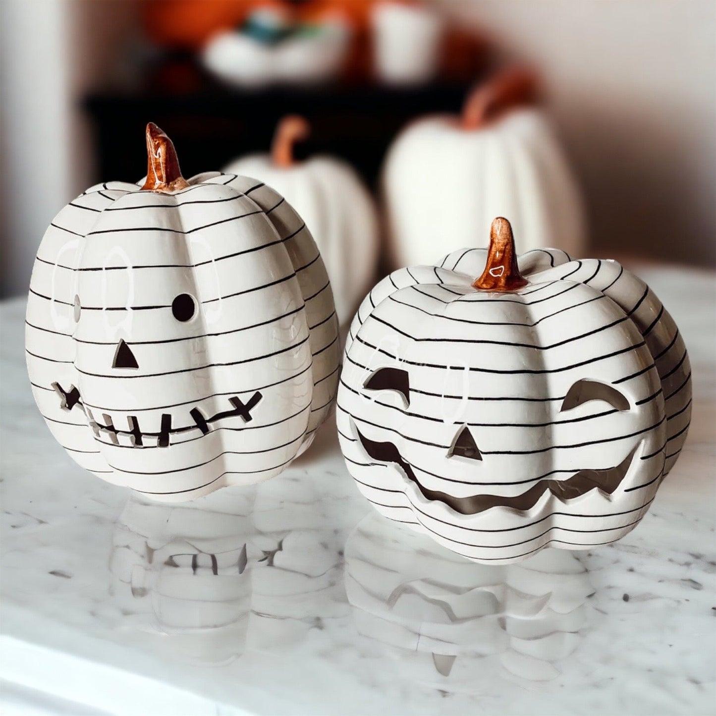 Décoration d'automne et d'Halloween minimaliste en forme de citrouille rayée noir et blanc peinte à la main avec LED
