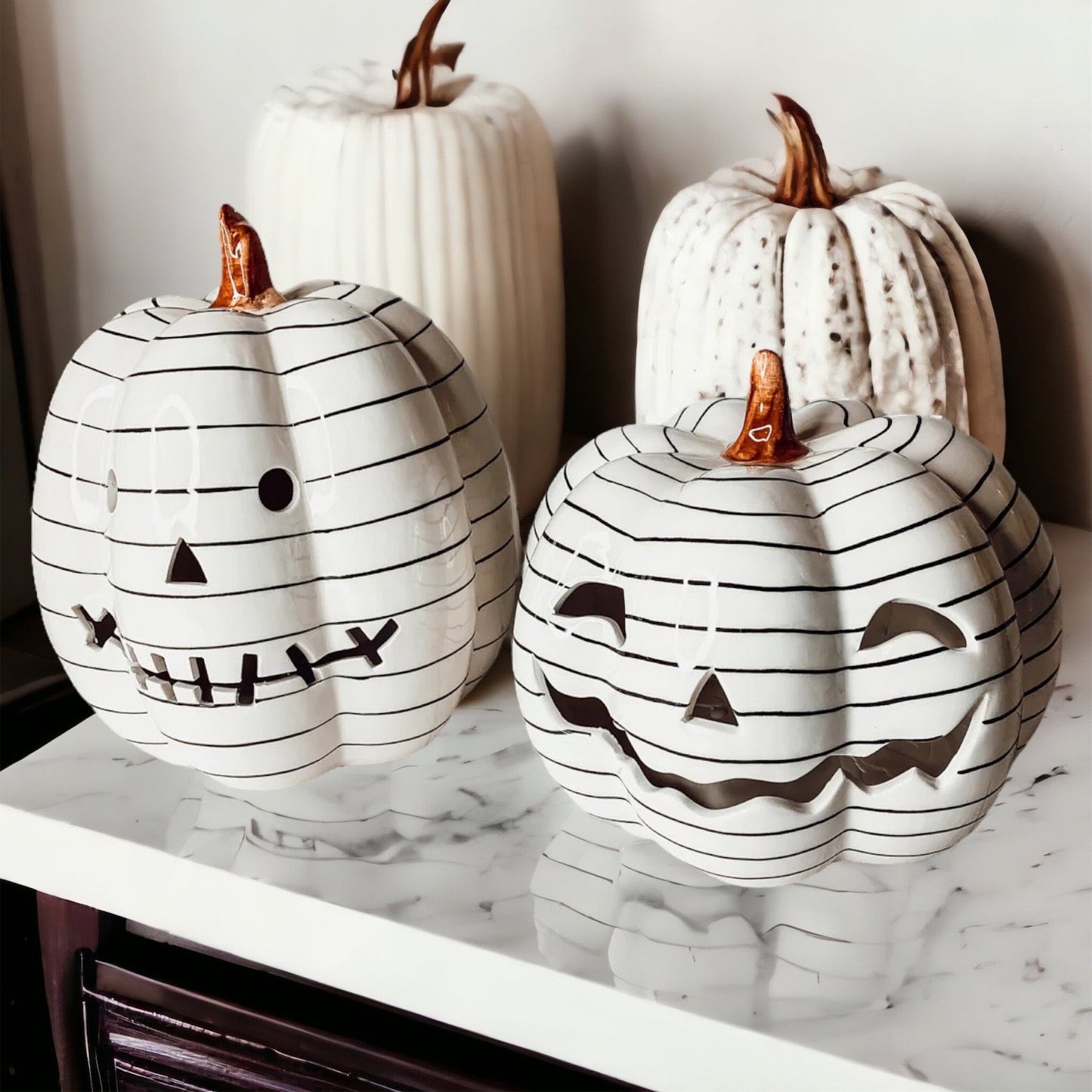 Décoration d'automne et d'Halloween minimaliste en forme de citrouille rayée noir et blanc peinte à la main avec LED