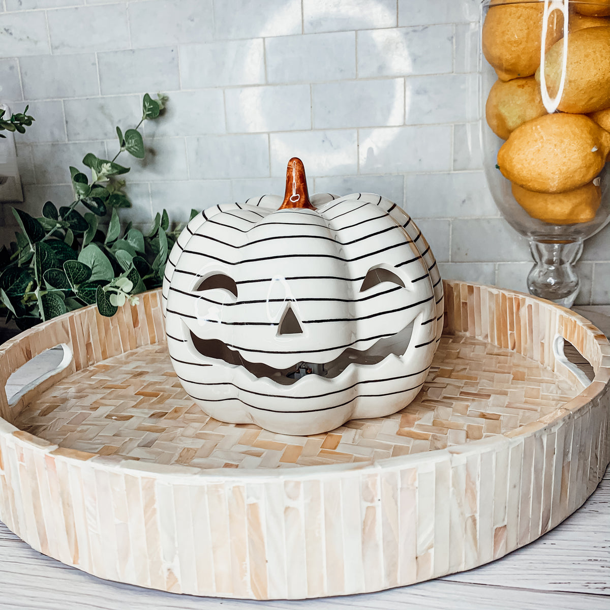 Décoration d'automne et d'Halloween minimaliste en forme de citrouille rayée noir et blanc peinte à la main avec LED