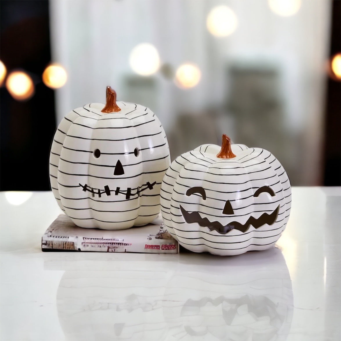 Décoration d'automne et d'Halloween minimaliste en forme de citrouille rayée noir et blanc peinte à la main avec LED