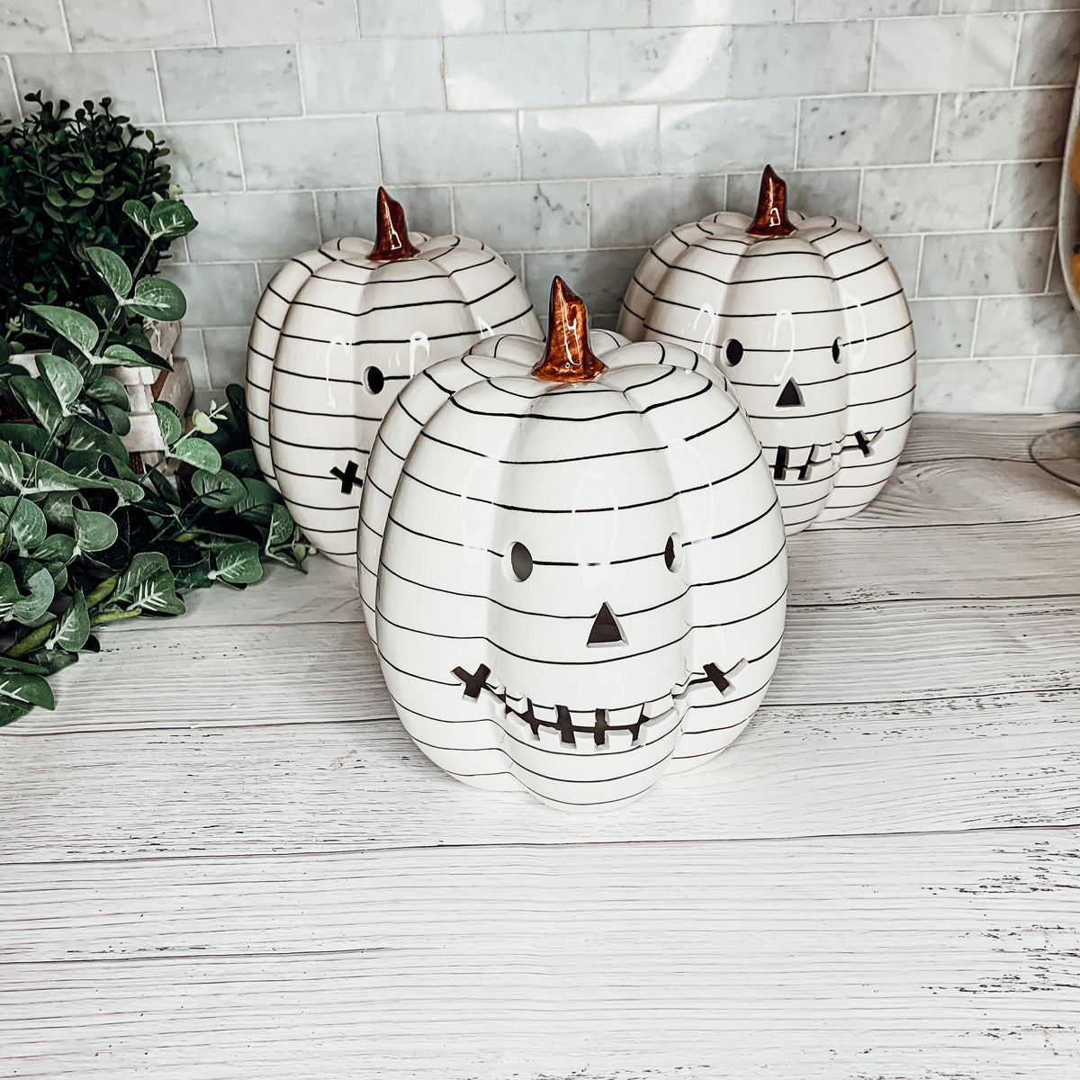 Décoration d'automne et d'Halloween minimaliste en forme de citrouille rayée noir et blanc peinte à la main avec LED