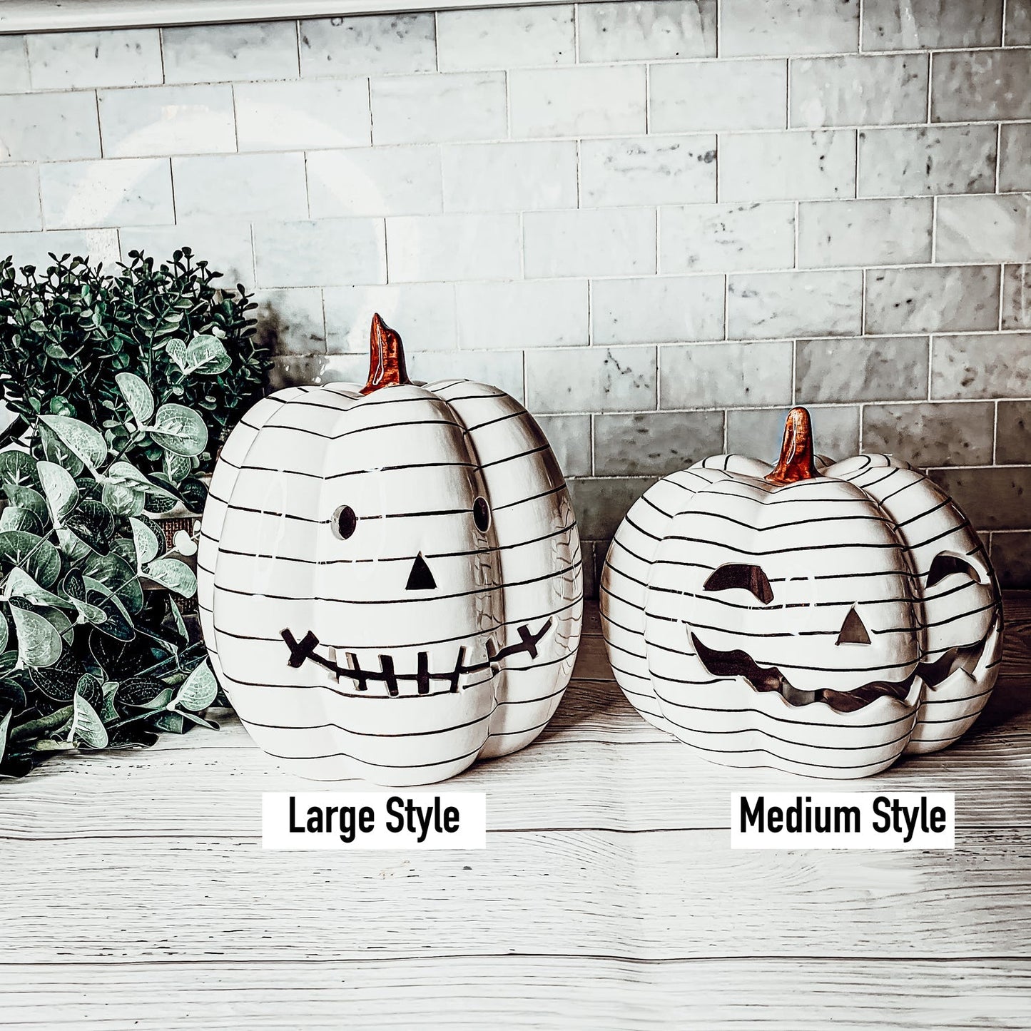 Décoration d'automne et d'Halloween minimaliste en forme de citrouille rayée noir et blanc peinte à la main avec LED