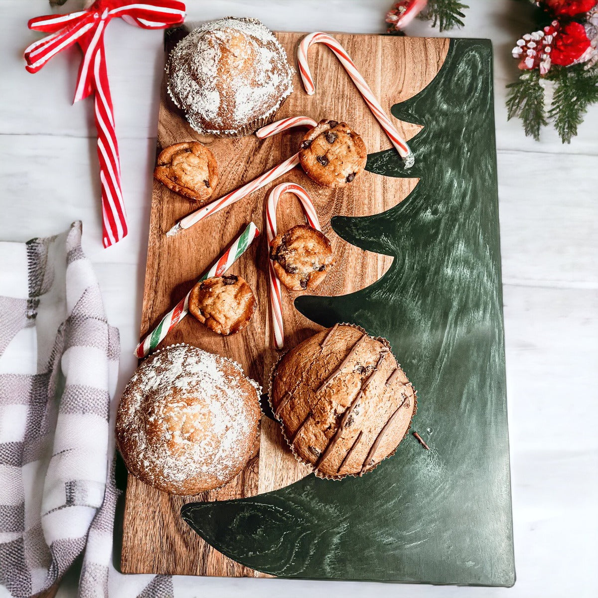 Weihnachtliche Wurst- und Käseplatte Servierbrett Holz Harz Handgefertigt Marmoriert Baum Intarsie