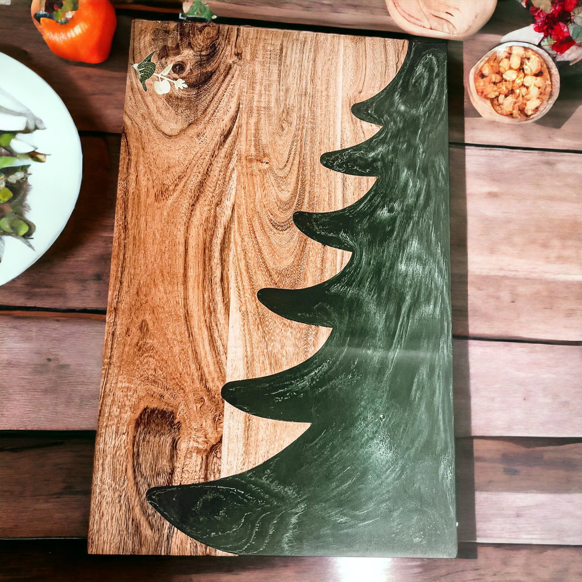 Weihnachtliche Wurst- und Käseplatte Servierbrett Holz Harz Handgefertigt Marmoriert Baum Intarsie