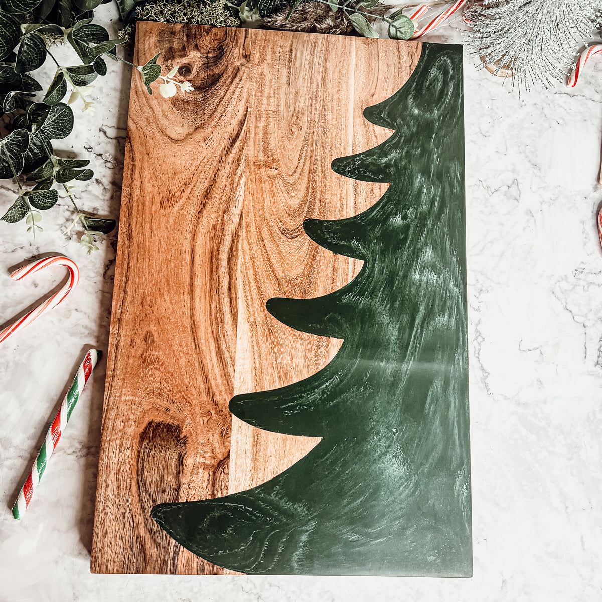 Weihnachtliche Wurst- und Käseplatte Servierbrett Holz Harz Handgefertigt Marmoriert Baum Intarsie