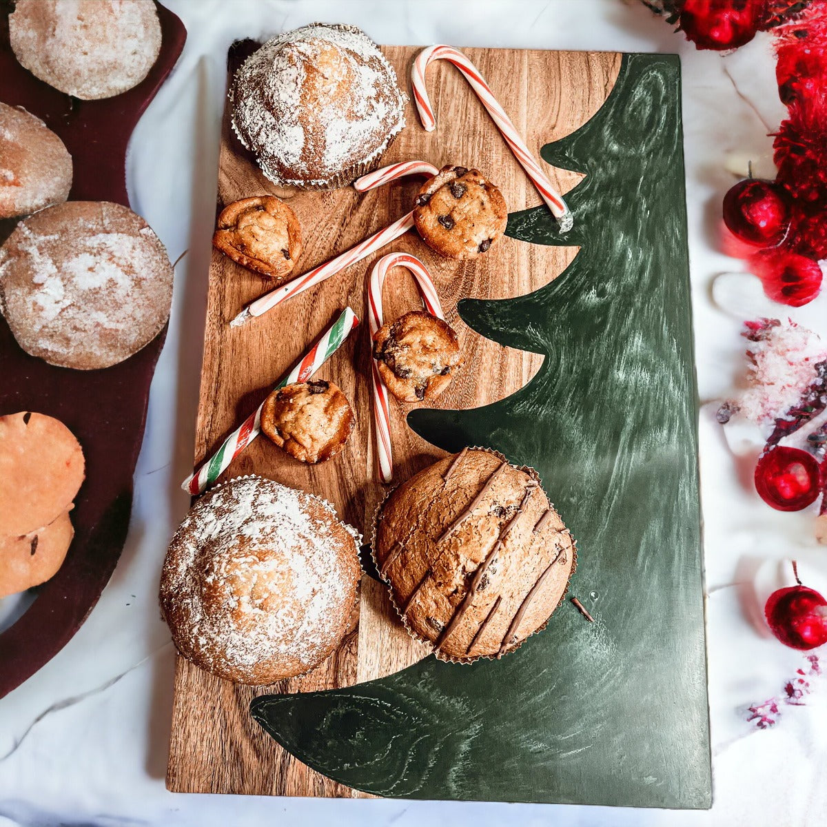 Weihnachtliche Wurst- und Käseplatte Servierbrett Holz Harz Handgefertigt Marmoriert Baum Intarsie