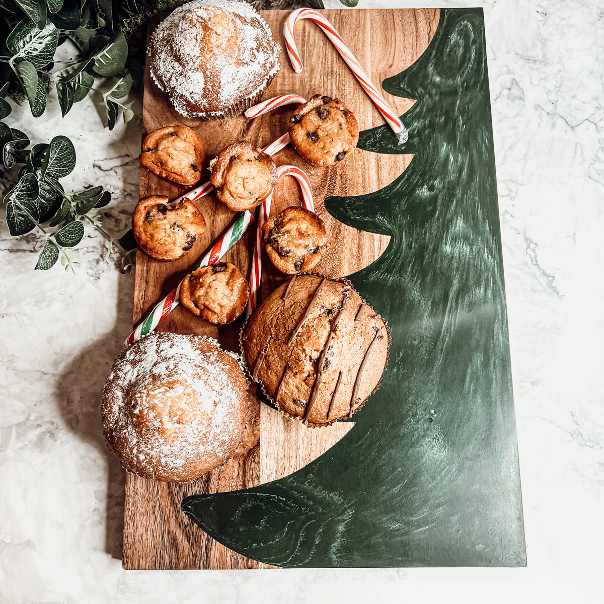 Weihnachtliche Wurst- und Käseplatte Servierbrett Holz Harz Handgefertigt Marmoriert Baum Intarsie