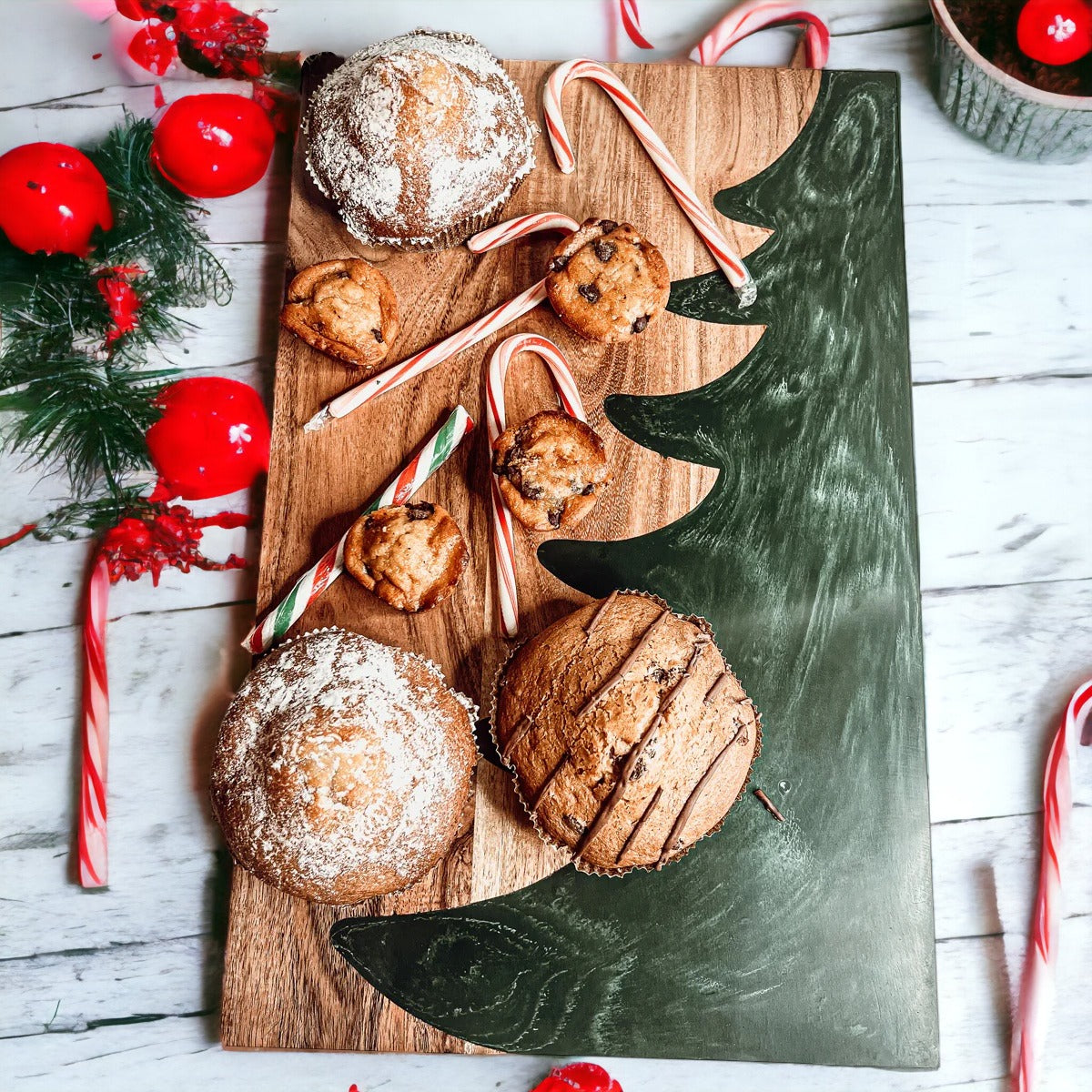 Weihnachtliche Wurst- und Käseplatte Servierbrett Holz Harz Handgefertigt Marmoriert Baum Intarsie