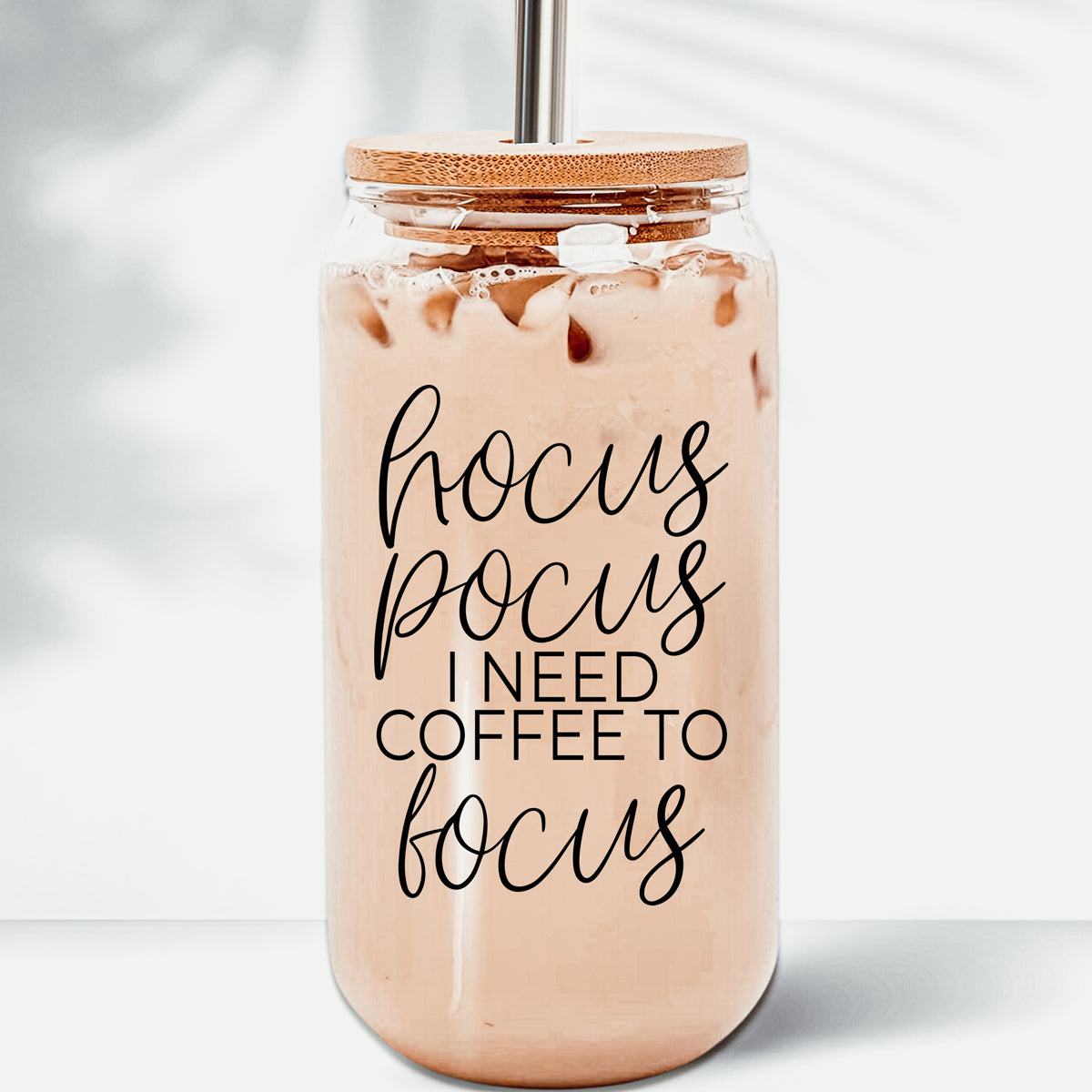Gobelet en verre Hocus Pocus 500 ml avec couvercle en bambou, pailles en acier inoxydable, citation sur le café