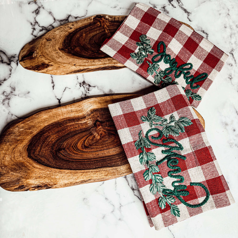 Wurst- und Käseplatte-Set für die Feiertage mit Küchentüchern im Schottenkaro – 2-teiliges Geschenkset