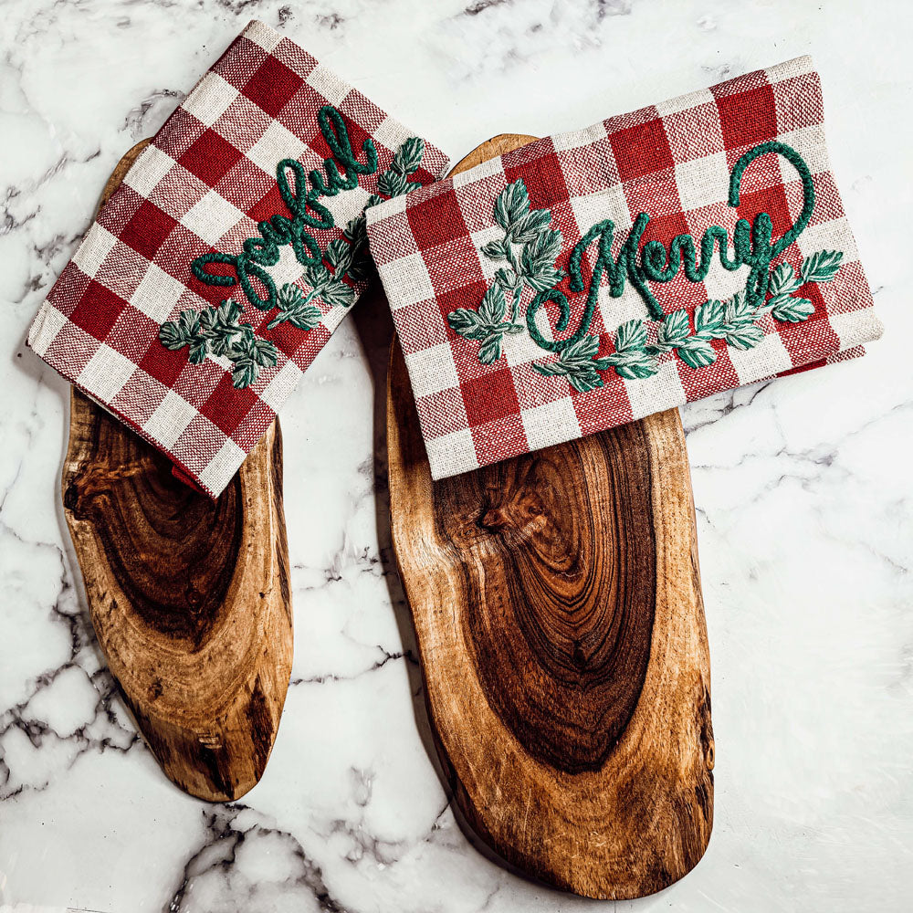Wurst- und Käseplatte-Set für die Feiertage mit Küchentüchern im Schottenkaro – 2-teiliges Geschenkset