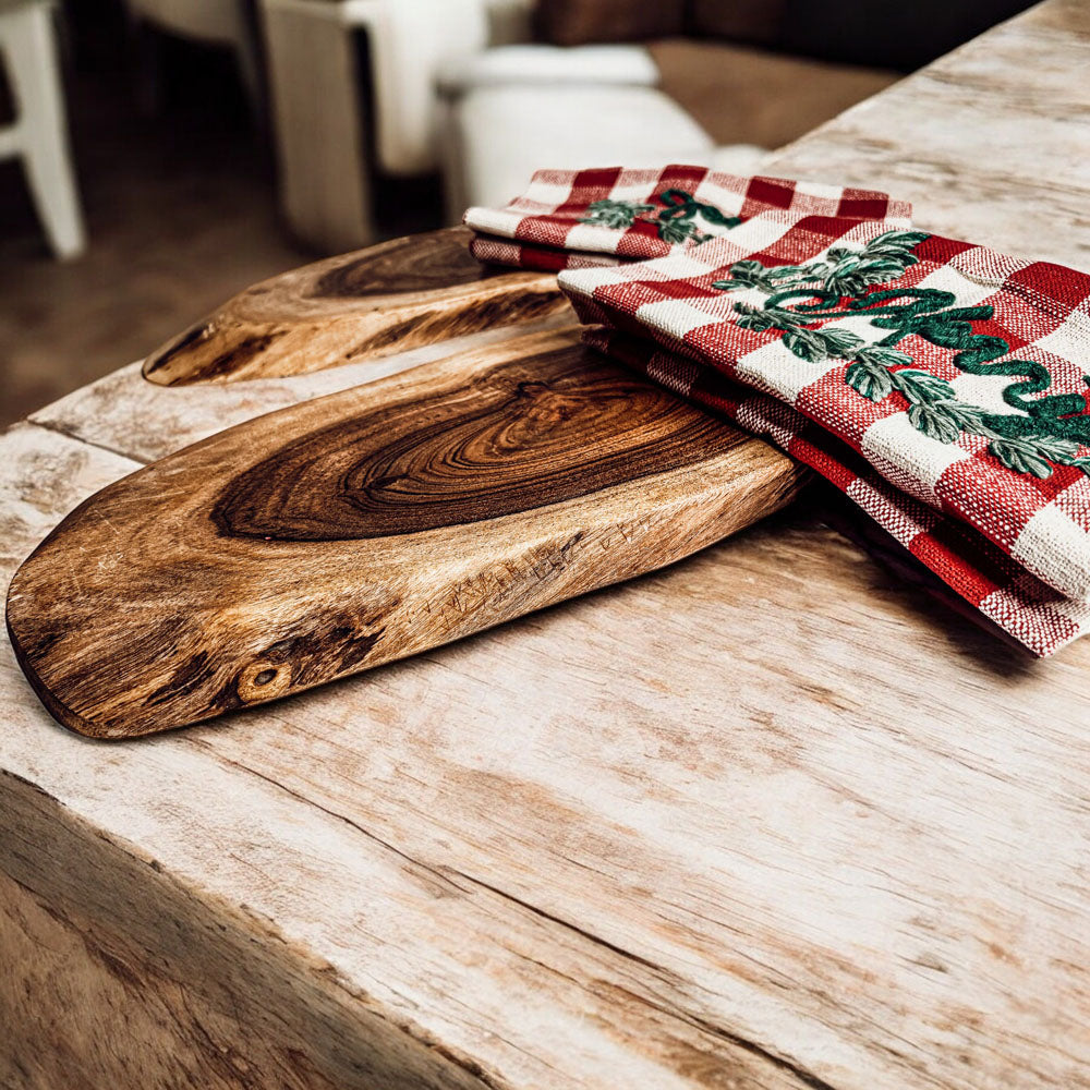 Wurst- und Käseplatte-Set für die Feiertage mit Küchentüchern im Schottenkaro – 2-teiliges Geschenkset