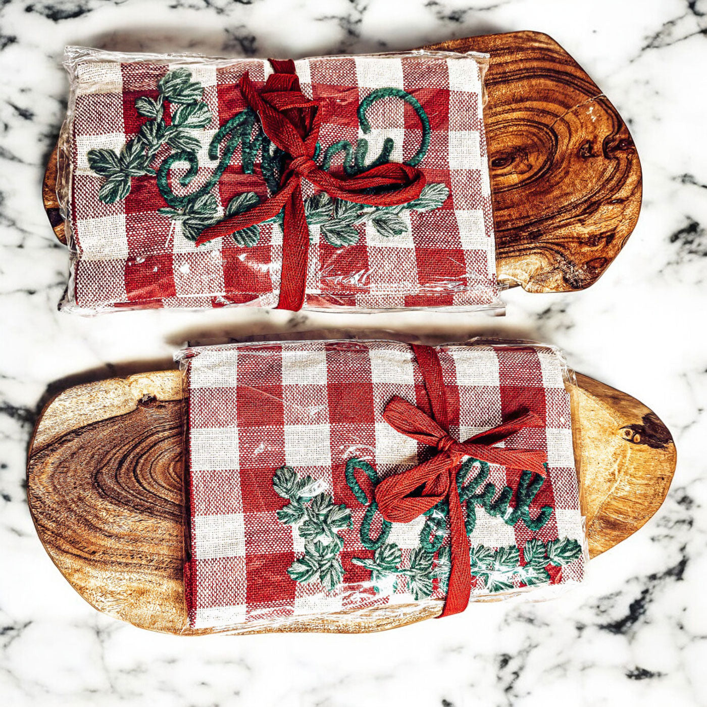 Wurst- und Käseplatte-Set für die Feiertage mit Küchentüchern im Schottenkaro – 2-teiliges Geschenkset