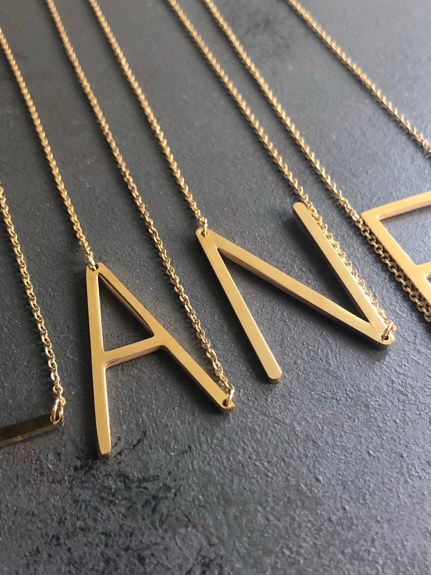 Große Buchstaben- / Initialien-Halskette in Gold