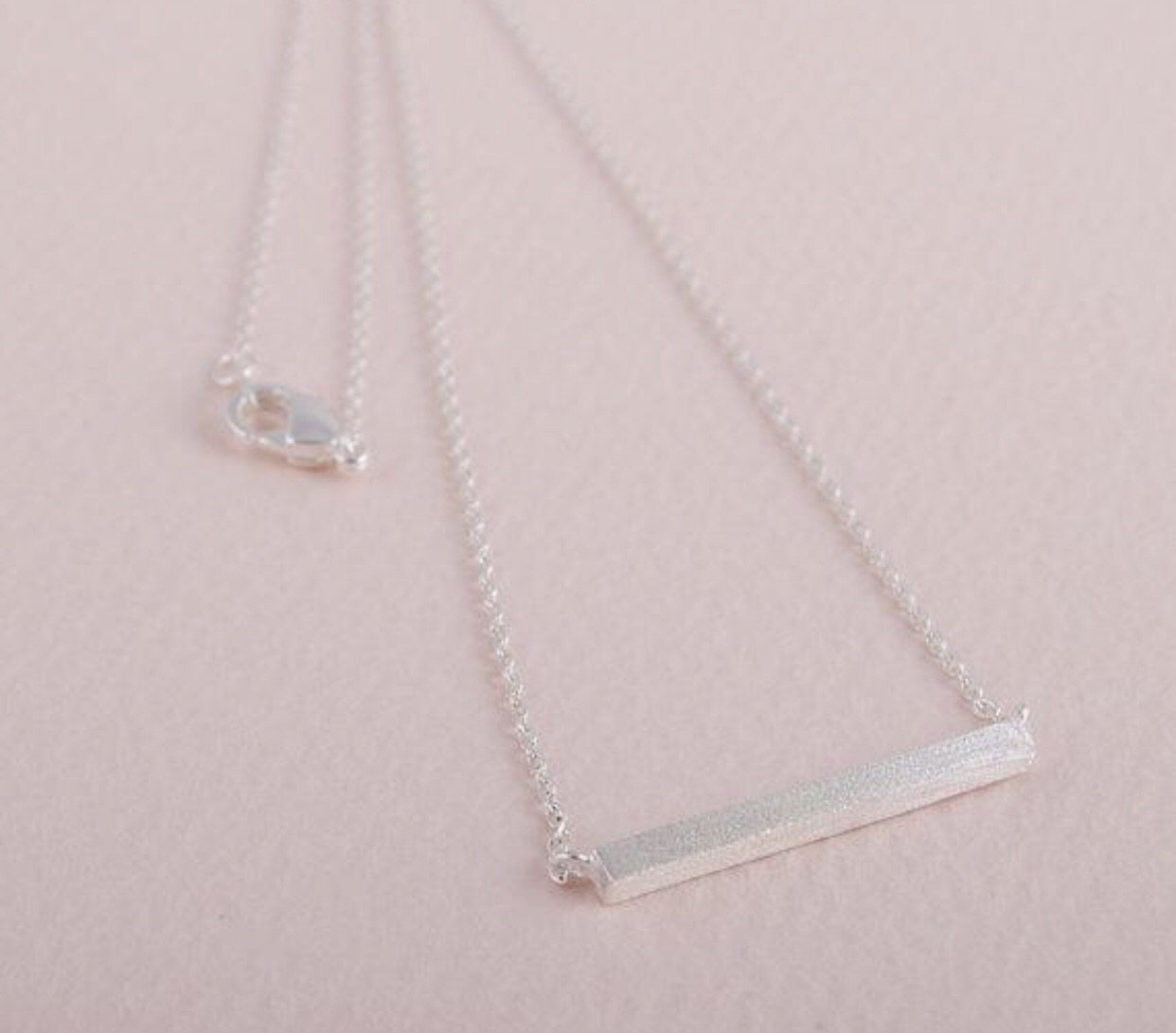 Collier pendentif barre Latitude