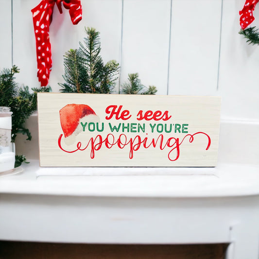 Lustiges Weihnachts-Holzschild „Er sieht dich, wenn du kackst“ 10x4x1 dickes Weihnachtsdeko