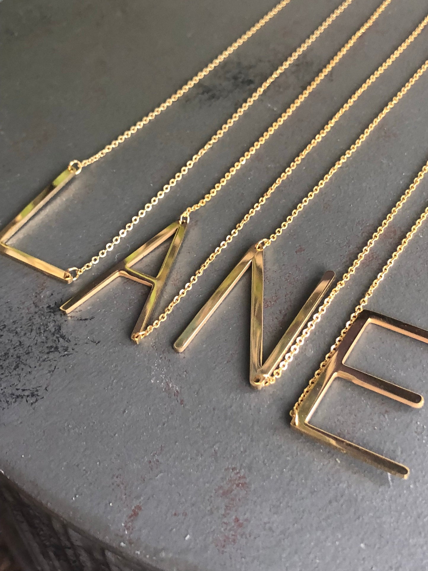 Große Buchstaben- / Initialien-Halskette in Gold