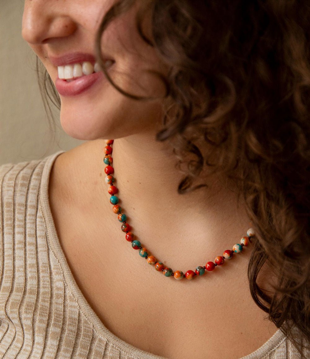 Collier enroulé doré en jade océanique multicolore incommensurable