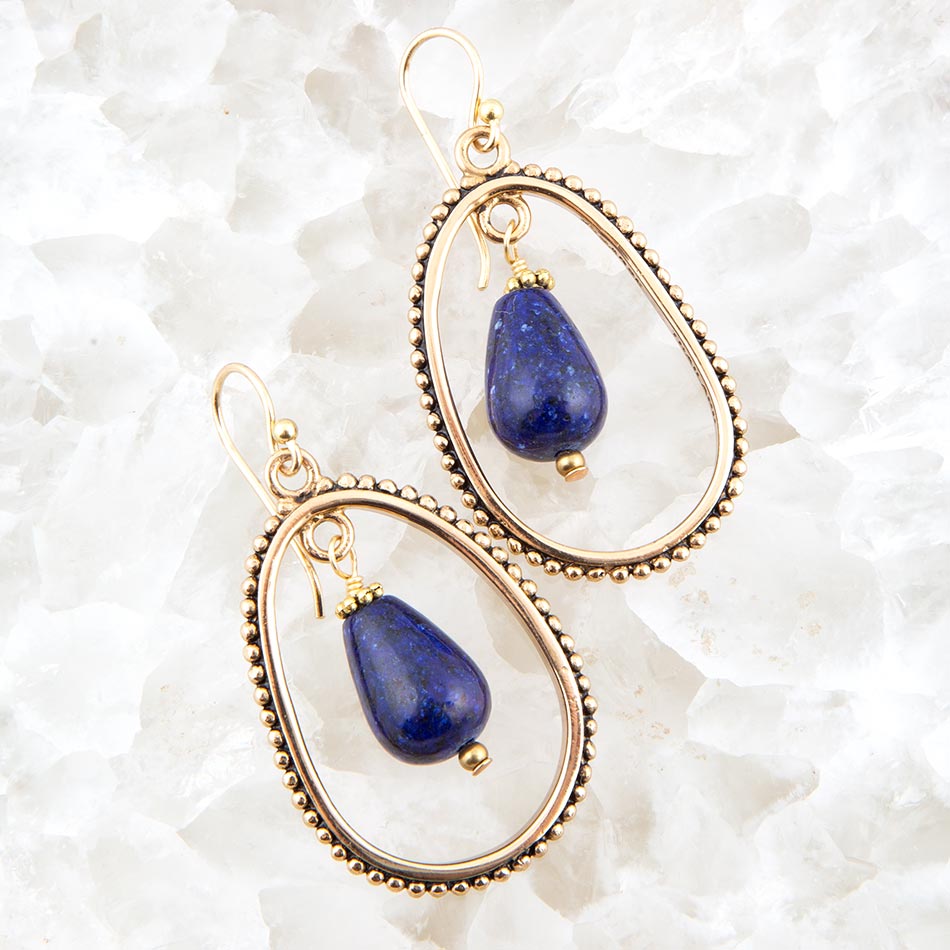 Blaue Lapislazuli-Tropfen-Ohrringe, golden, in Reihe