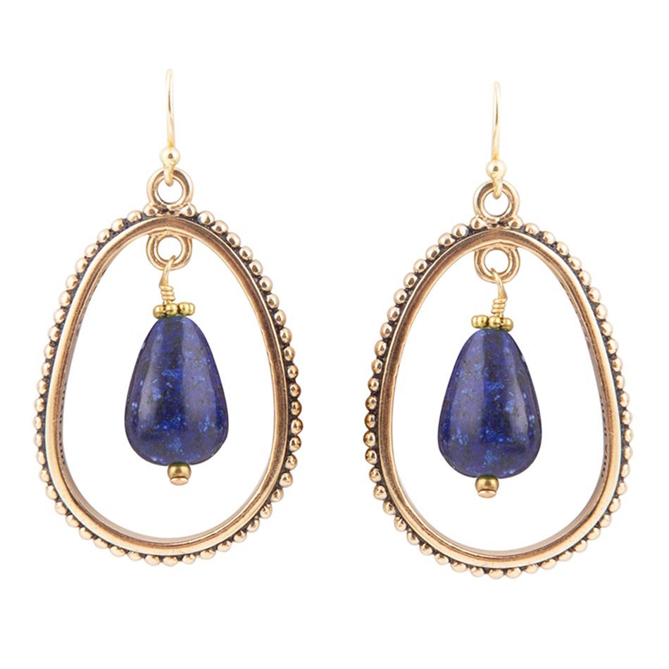 Blaue Lapislazuli-Tropfen-Ohrringe, golden, in Reihe