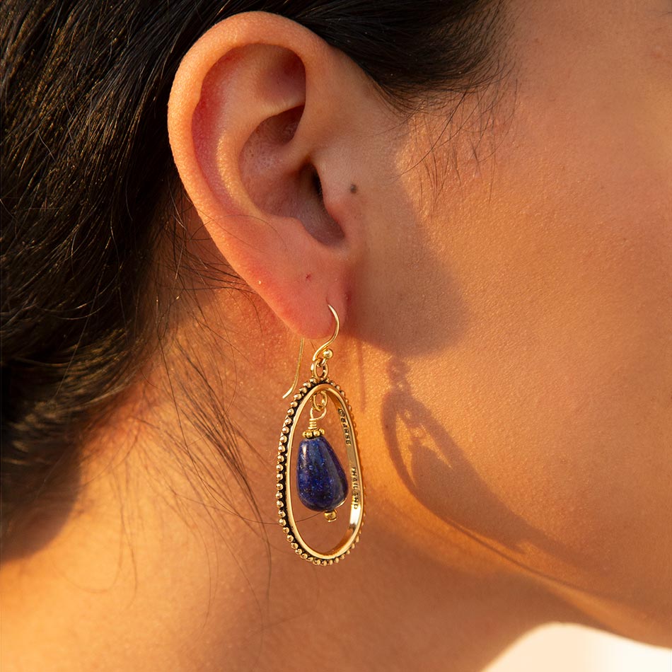 Blaue Lapislazuli-Tropfen-Ohrringe, golden, in Reihe