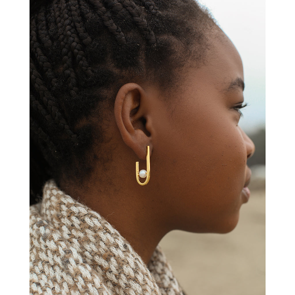 Boucles d'oreilles créoles J Perle d'eau douce Plaqué or Coquillage recyclé Minimaliste