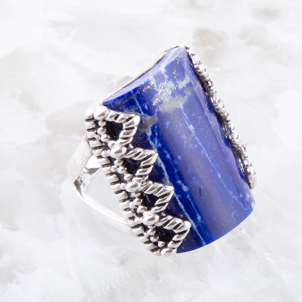 Ring aus blauem Lapislazuli-Scheibe und Sterlingsilber