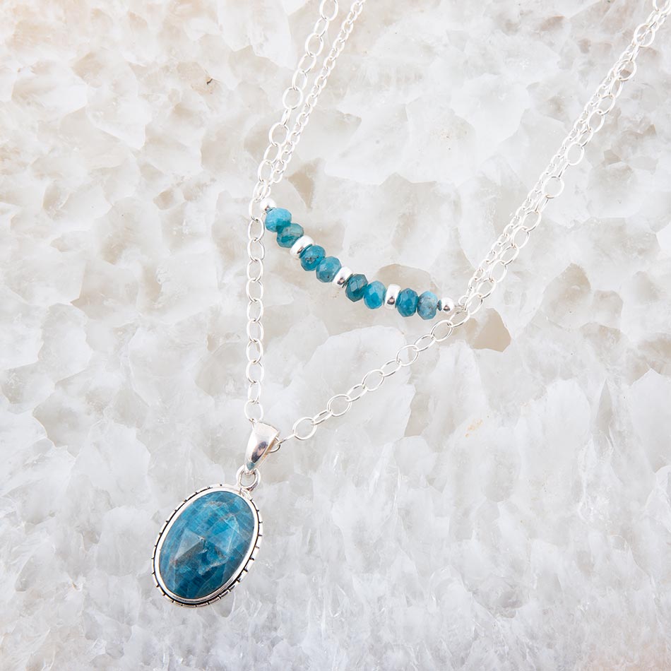 Collier en Apatite Bleue Superposée et Argent Sterling