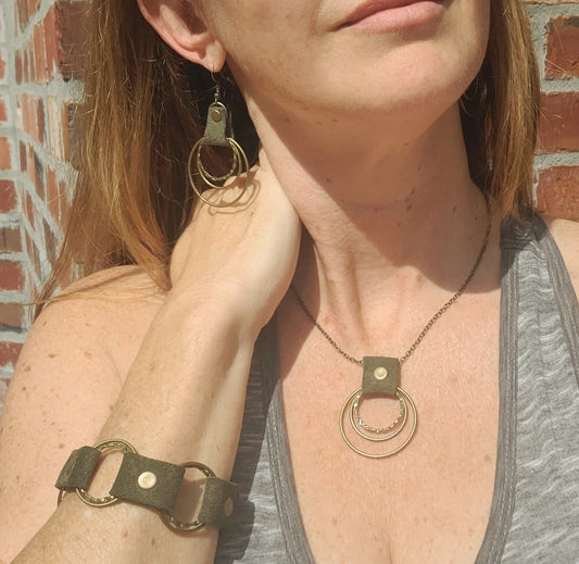 Bracelet bohème en cuir avec anneaux en métal vieilli réglable