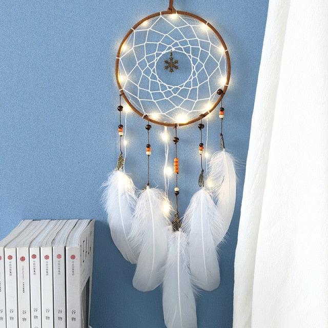 LED Dream Catcher Lamp Flying Wind Chimes Lighting Dream-catcher Handmade Ornaments Traditional Gifts Feather Pendant Romantic Creative Wall Hanging Home Wall Decoration Ornament Craft Native American Style