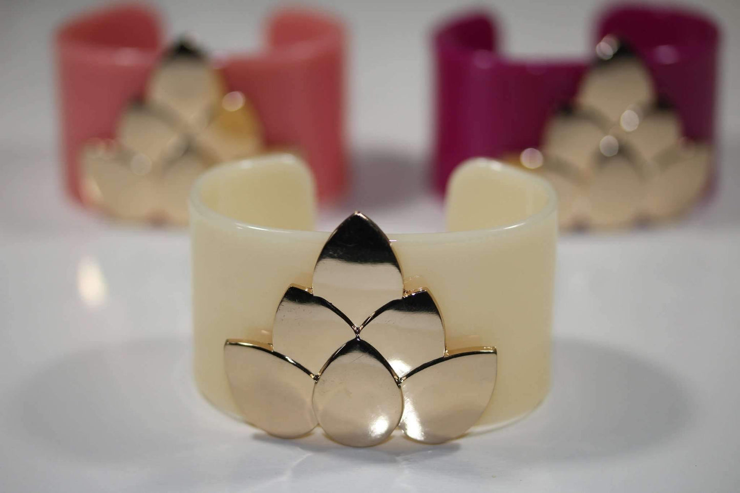 Bracelet jonc fleur de lotus large en résine avec accent doré