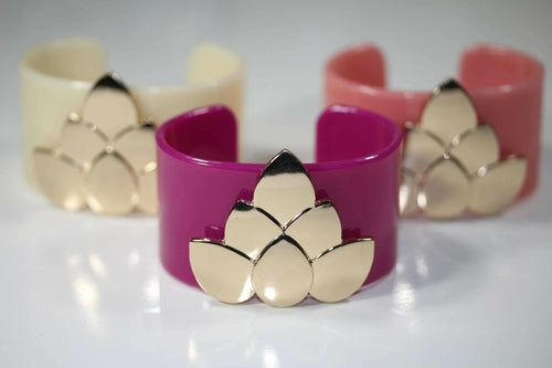 Bracelet jonc fleur de lotus large en résine avec accent doré