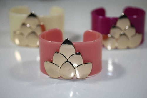 Bracelet jonc fleur de lotus large en résine avec accent doré
