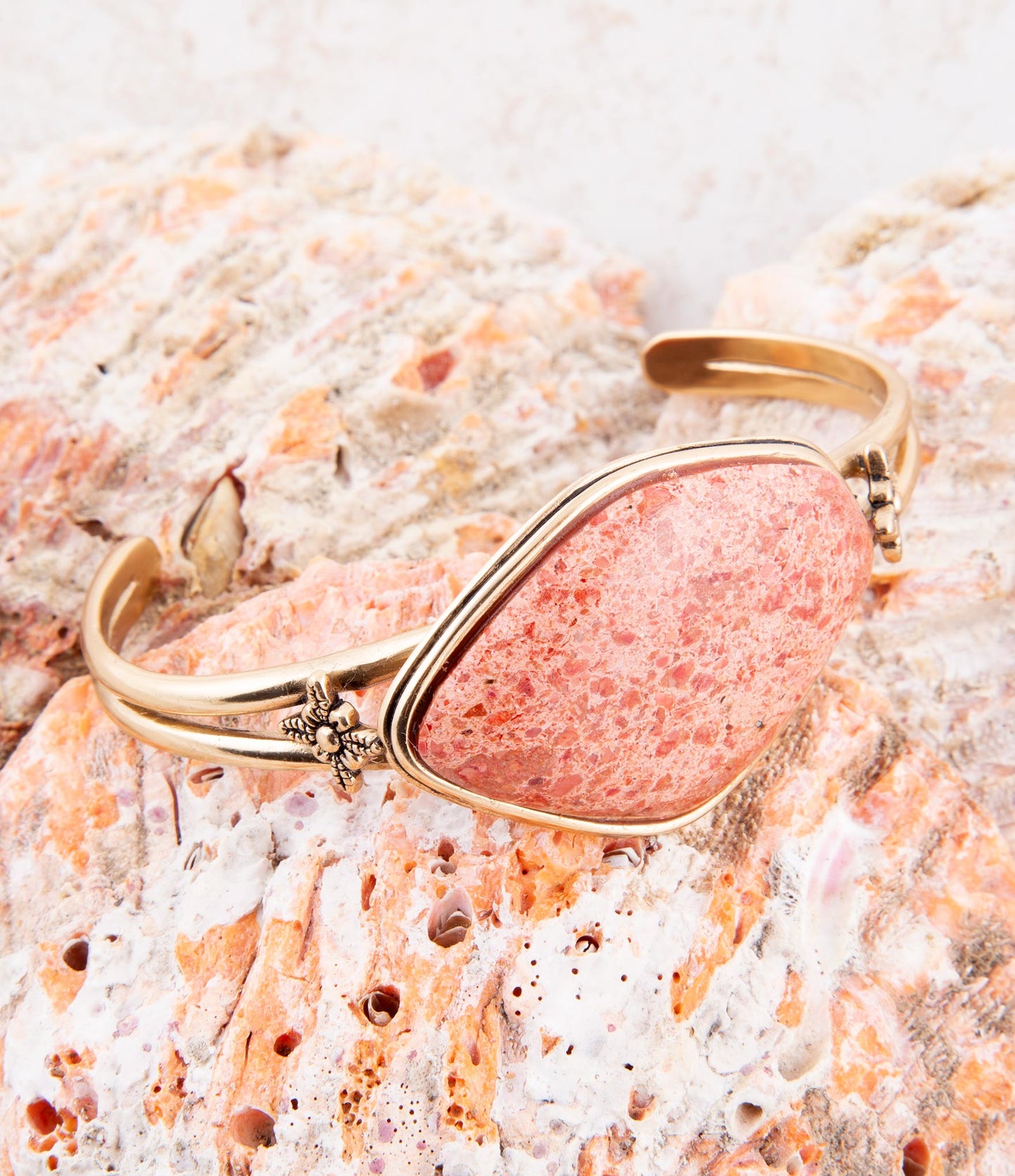 Lucent Orange Korallenschwamm-Manschette Goldenes Armband